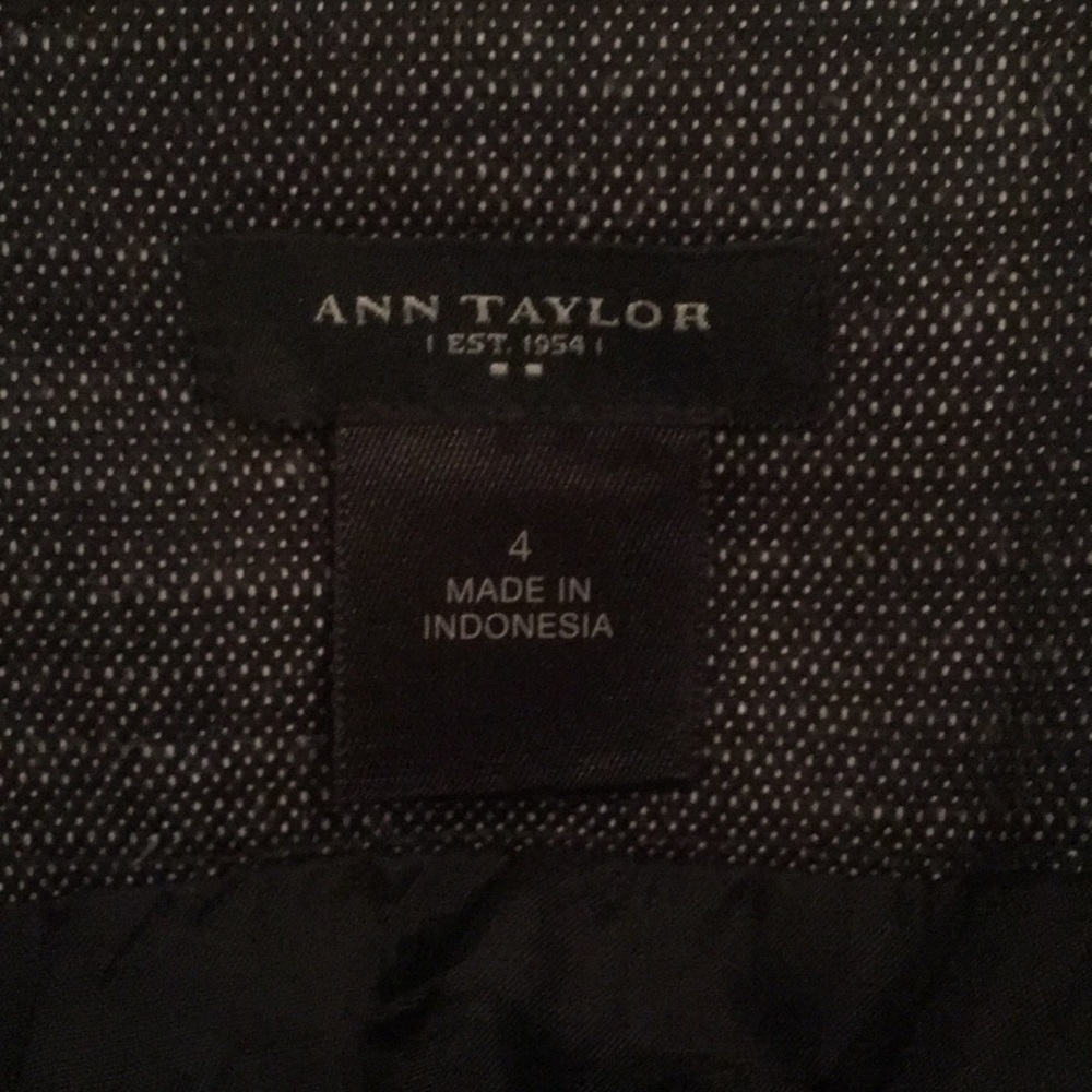 🛍🌼Ann Taylor Skirt - Picture 2 of 2